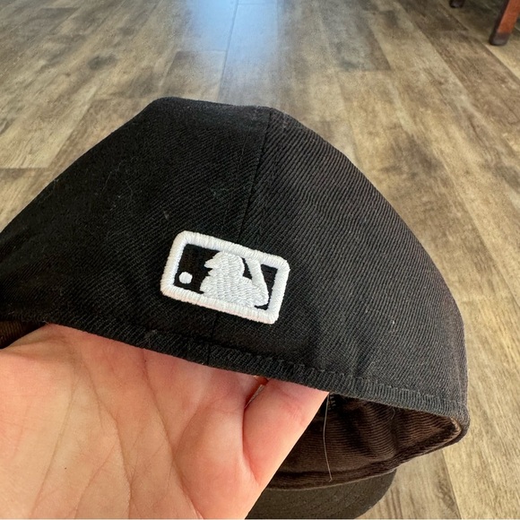 Boston Redsox Black Flat-Rimmed Baseball Hat - 57.7cm 7.25 MLB Merchandice - Picture 3 of 4